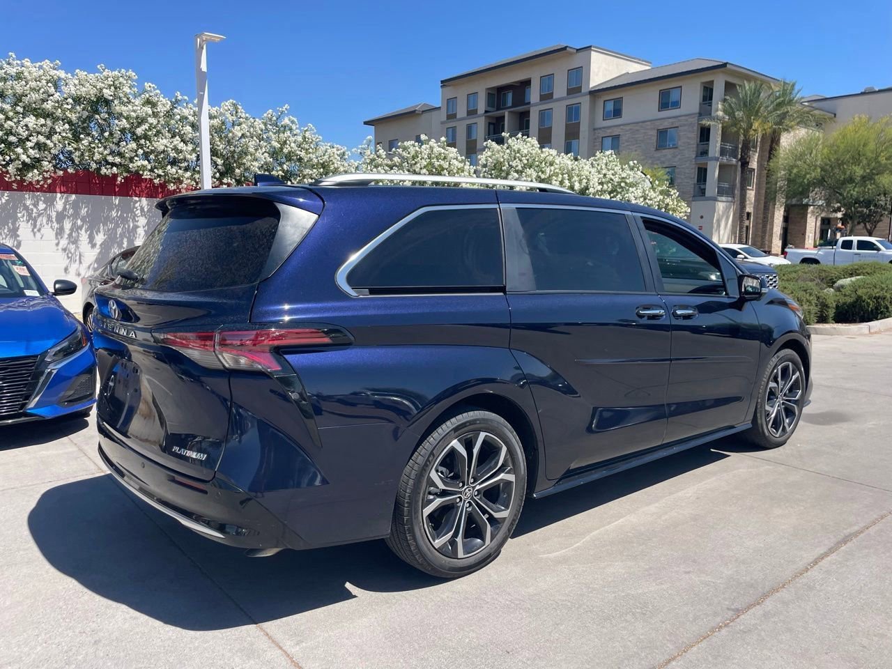 Used 2025 Toyota Sienna Platinum image 2