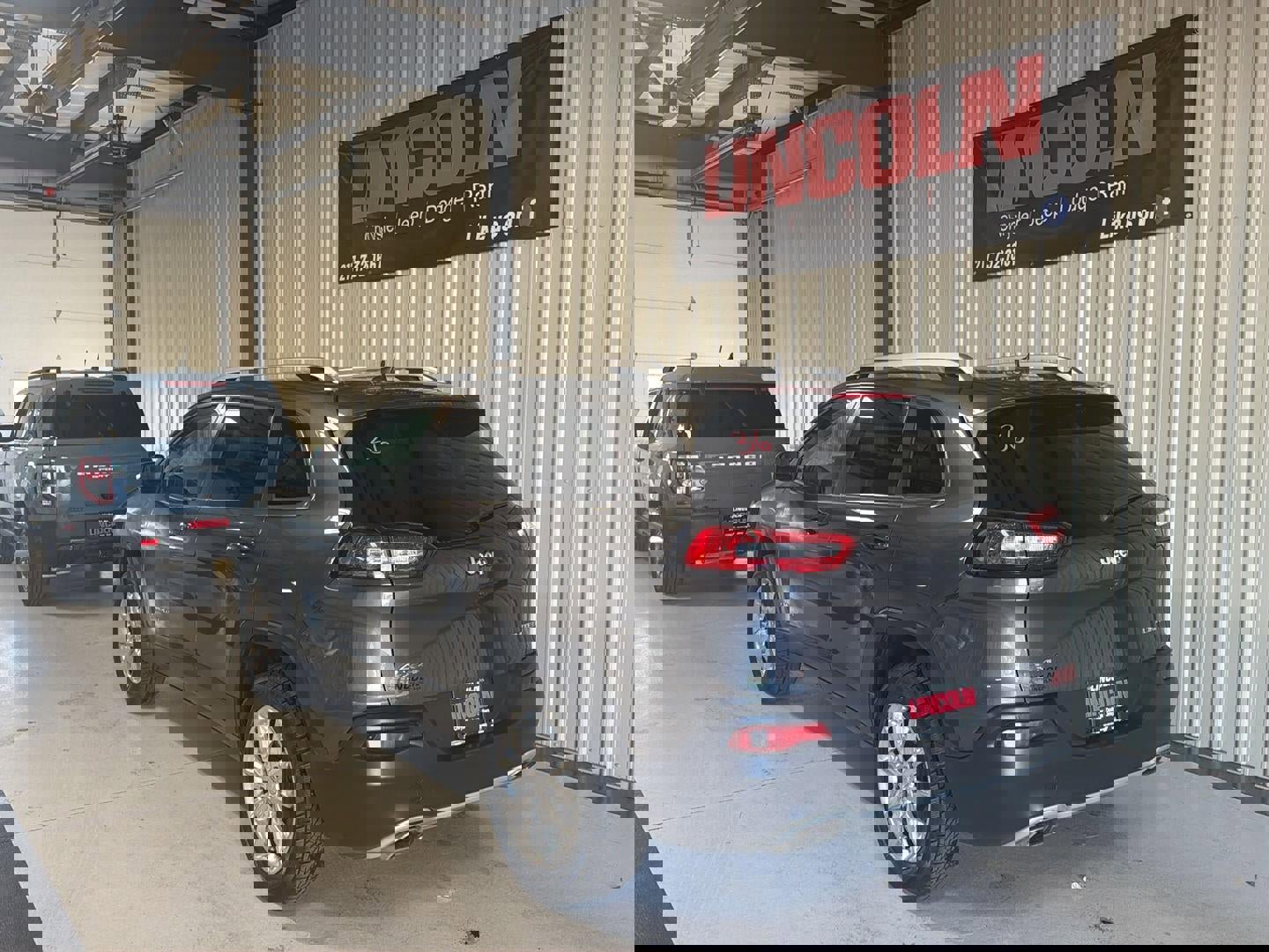 Used 2017 Jeep Cherokee Limited image 3