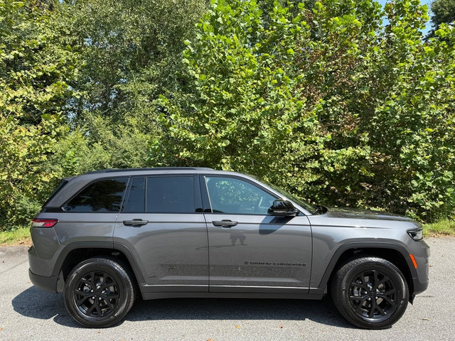 Used 2025 Jeep Grand Cherokee Altitude AWD/4WD image 5