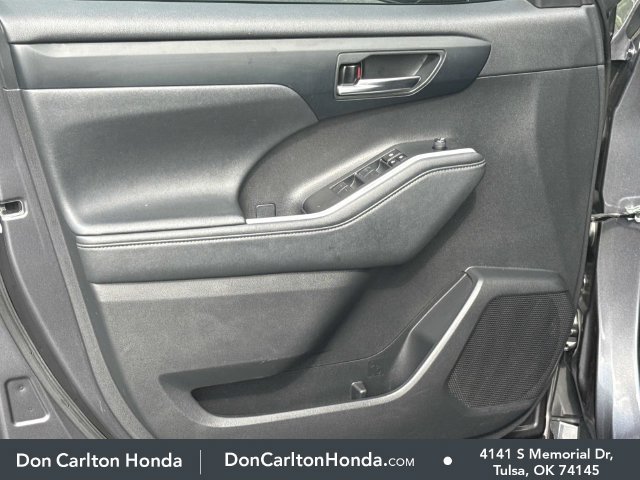 Used 2024 Toyota Highlander XSE FWD image 11
