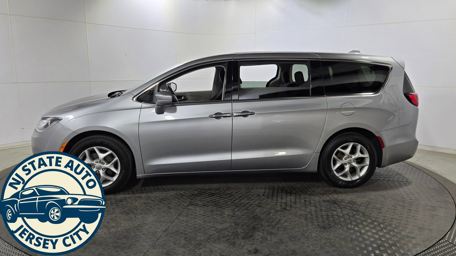 Used 2019 Chrysler Pacifica Touring Plus w/ Tire & Wheel Group FWD image 4