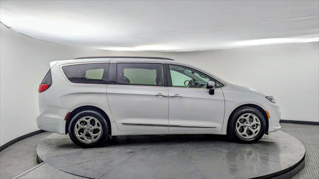 Used 2023 Chrysler Pacifica Limited FWD image 9