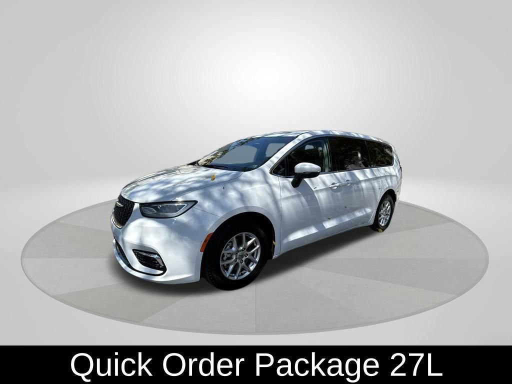 Used 2023 Chrysler Pacifica Touring-L image 3