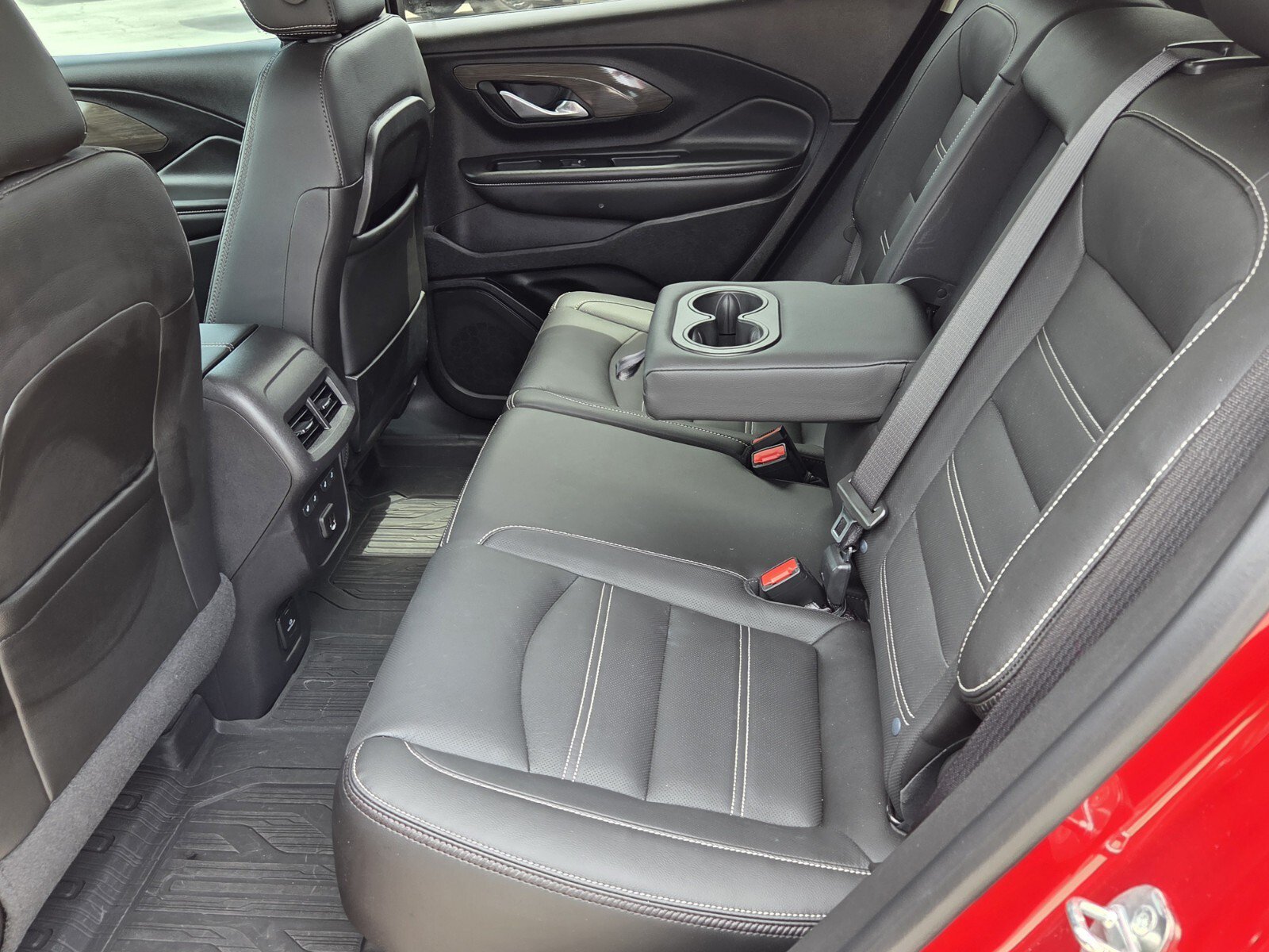 Used 2024 GMC Terrain Denali w/ Denali Premium Package AWD/4WD image 5