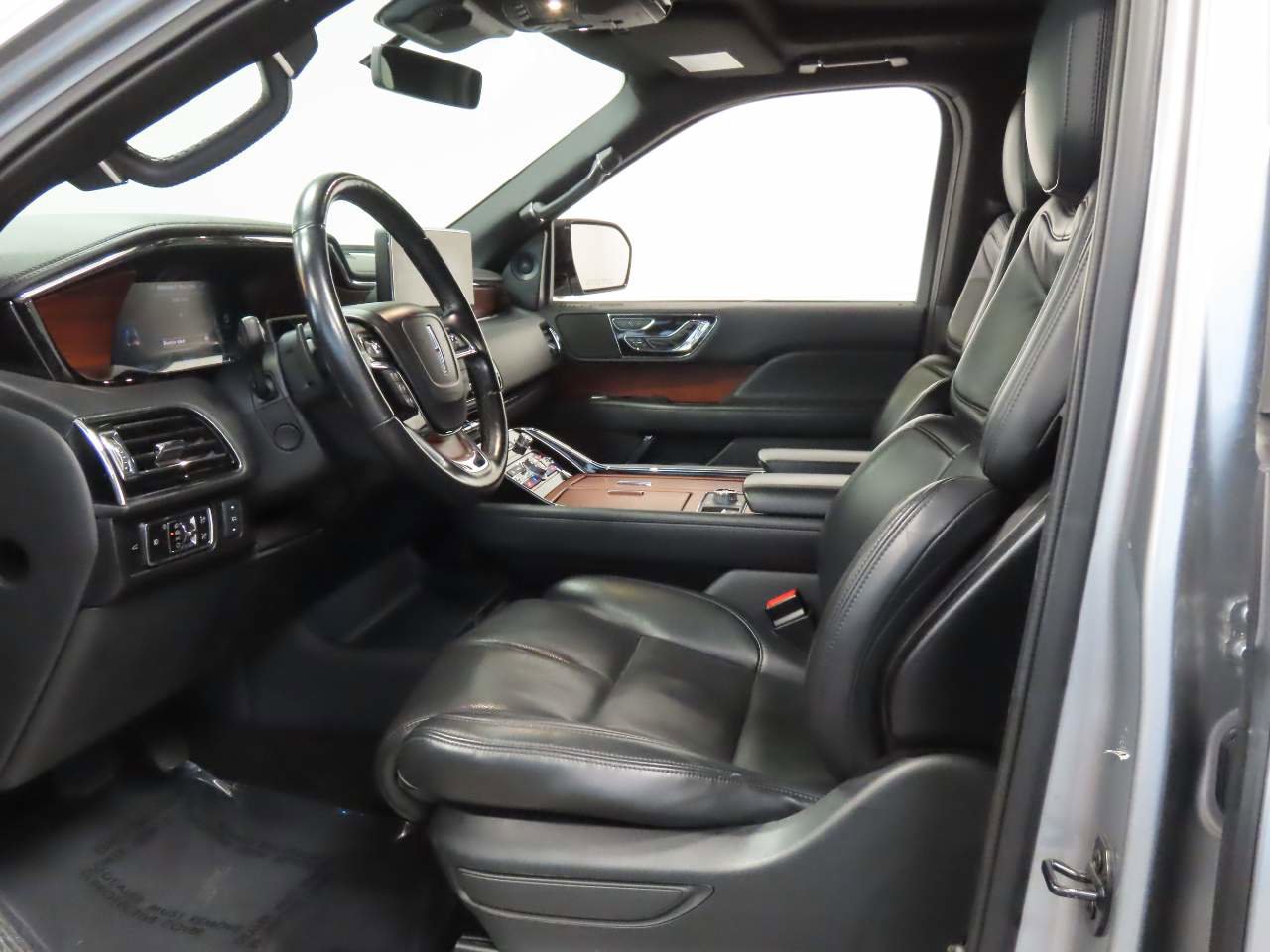Used 2023 Lincoln Navigator Reserve AWD/4WD image 16