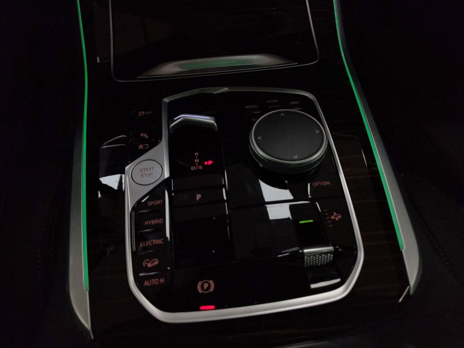 Used 2025 BMW X5 xDrive50e w/ Parking Assistance Package image 14