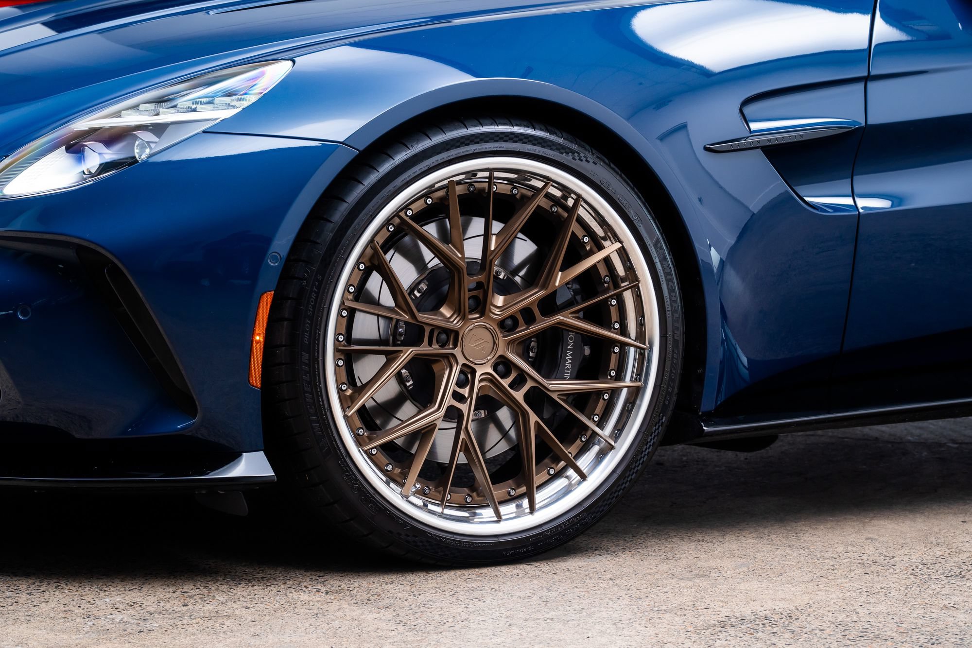 Used 2025 Aston Martin V8 Vantage Coupe RWD image 5