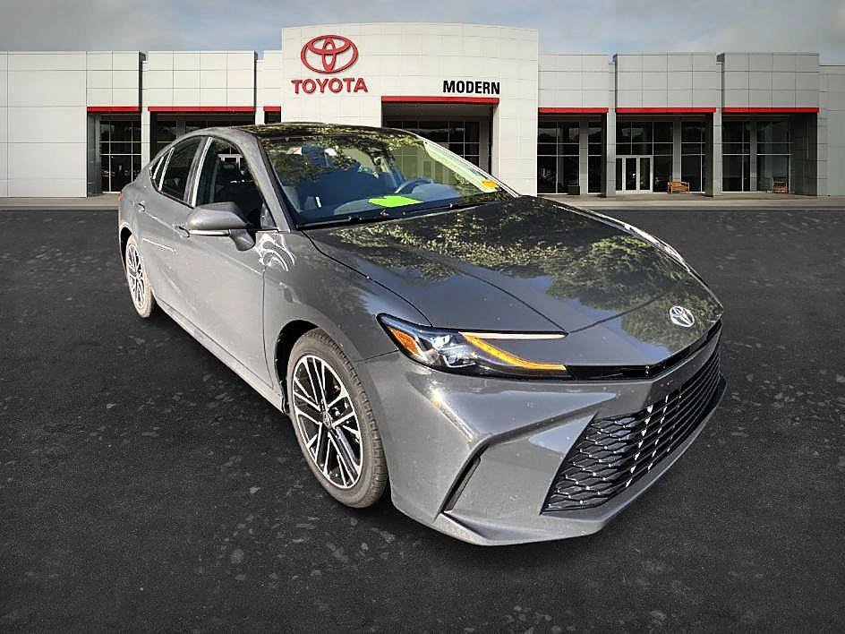 Used 2025 Toyota Camry XLE FWD image 2