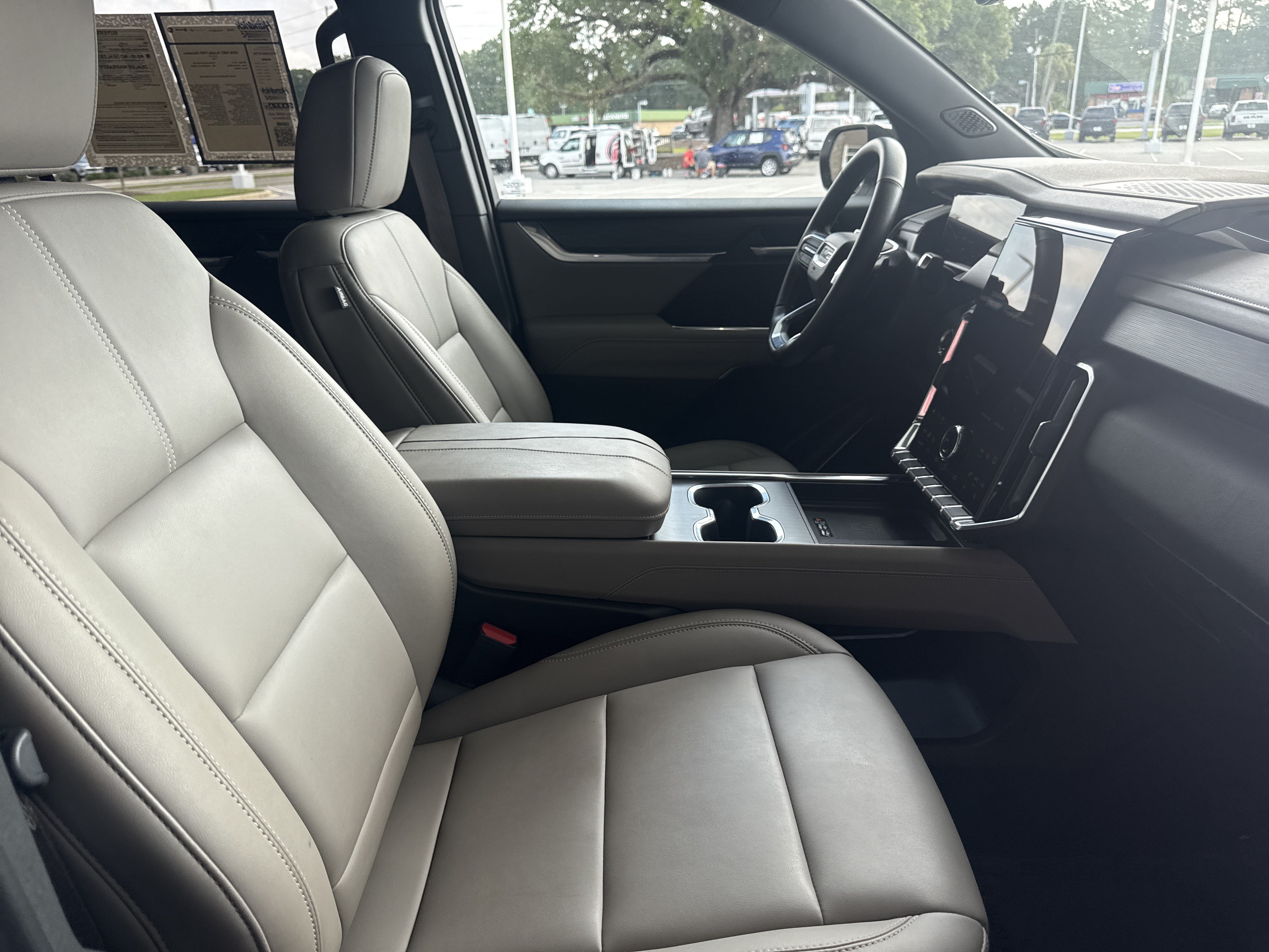 Used 2026 GMC Acadia Elevation w/ Elevation Premium Package FWD image 32