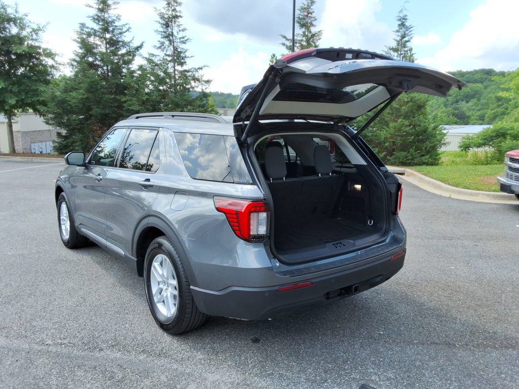 Used 2025 Ford Explorer Active RWD image 15
