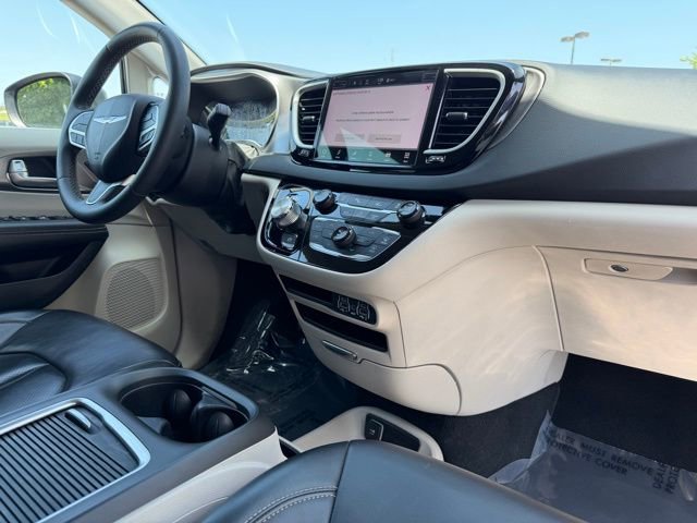 Used 2023 Chrysler Pacifica Touring-L FWD image 10