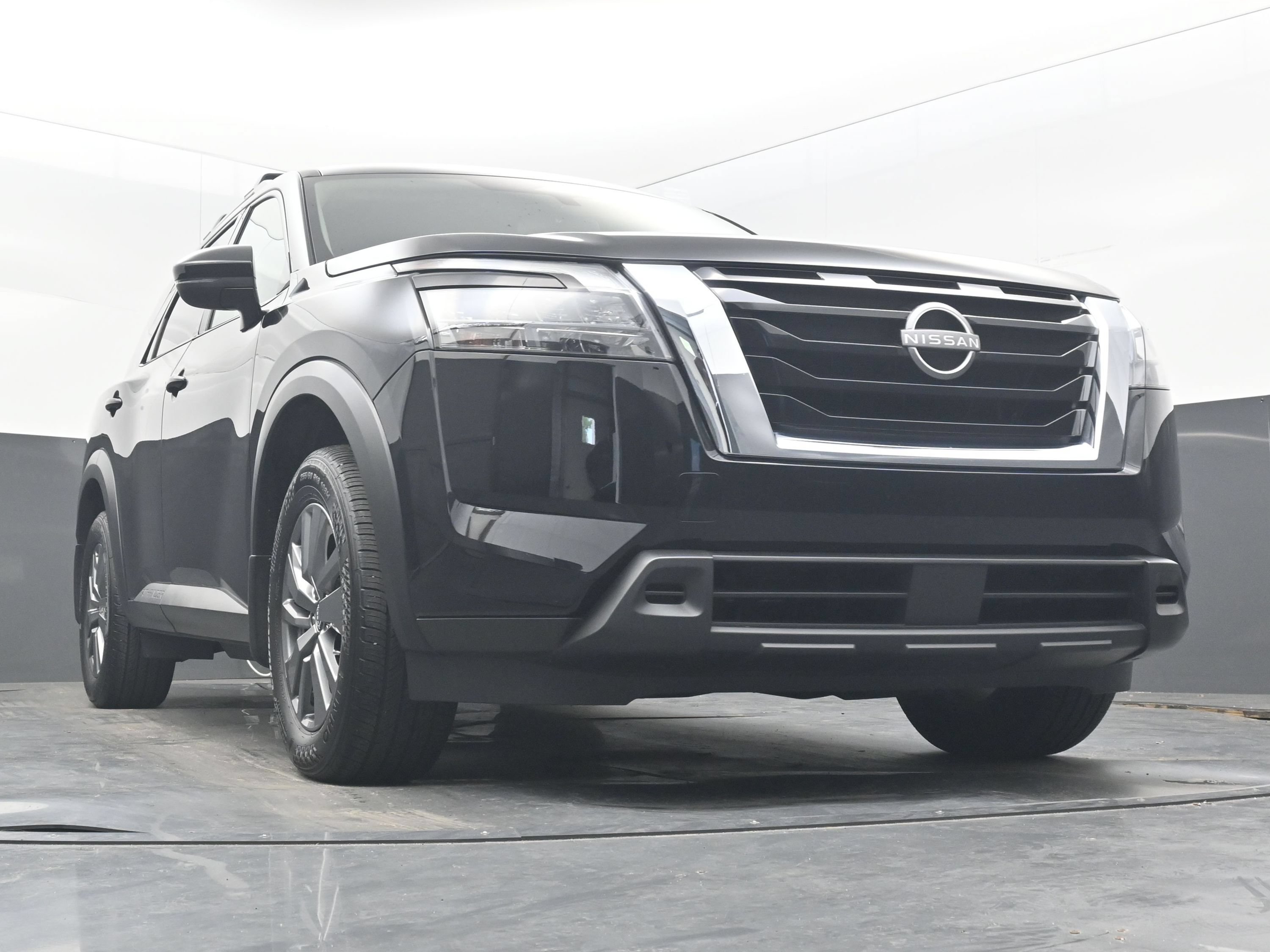 Used 2025 Nissan Pathfinder SV FWD image 23