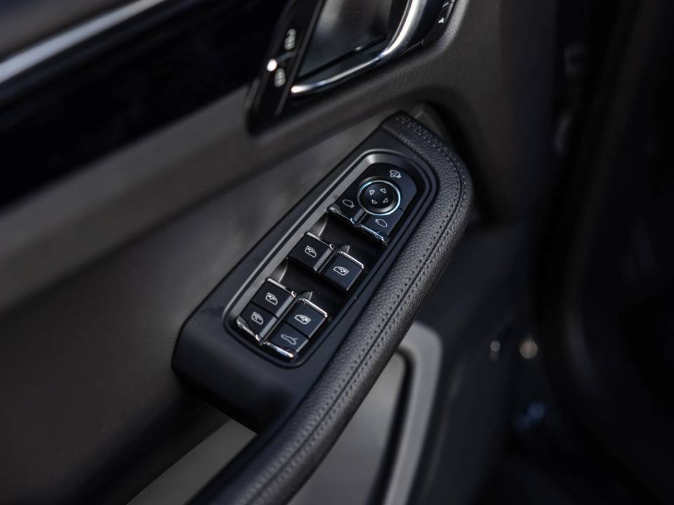Certified 2026 Porsche Macan AWD/4WD image 38