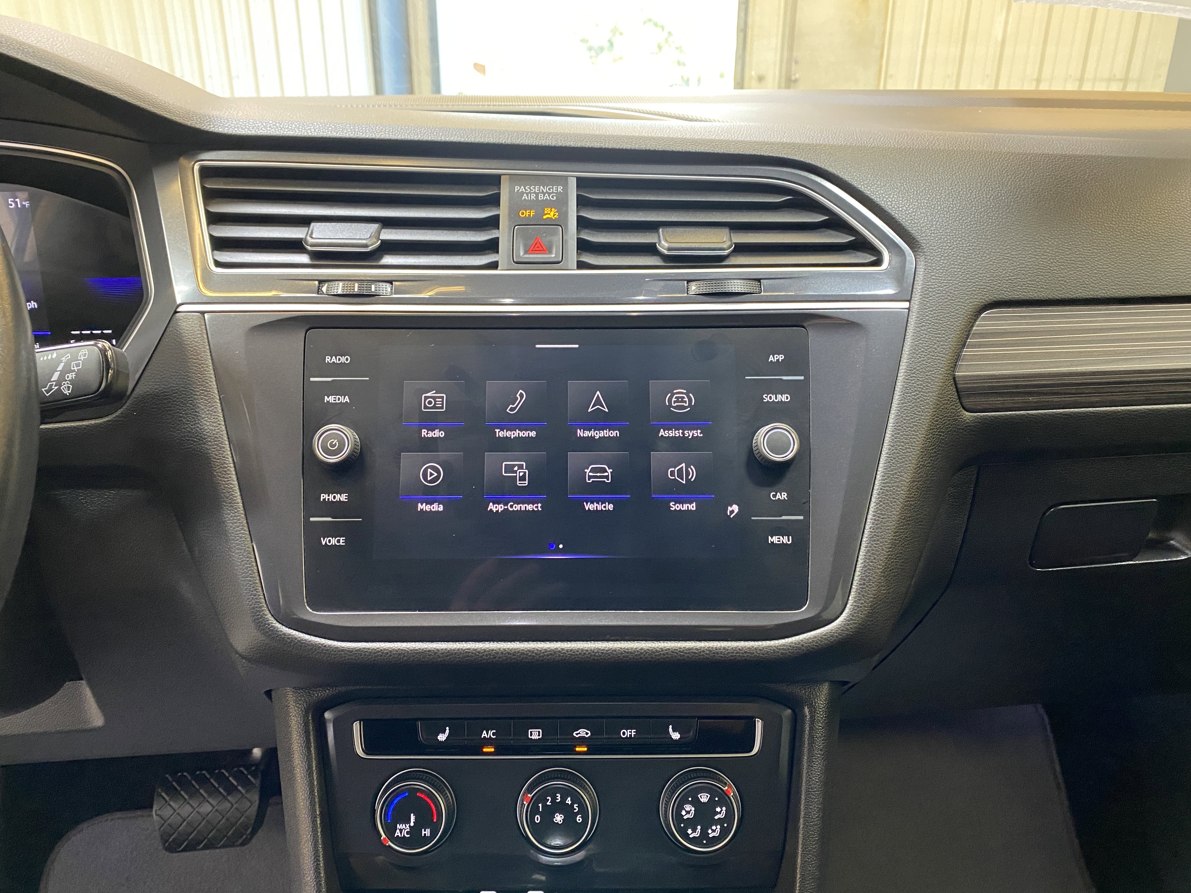 Used 2024 Volkswagen Tiguan SE image 36