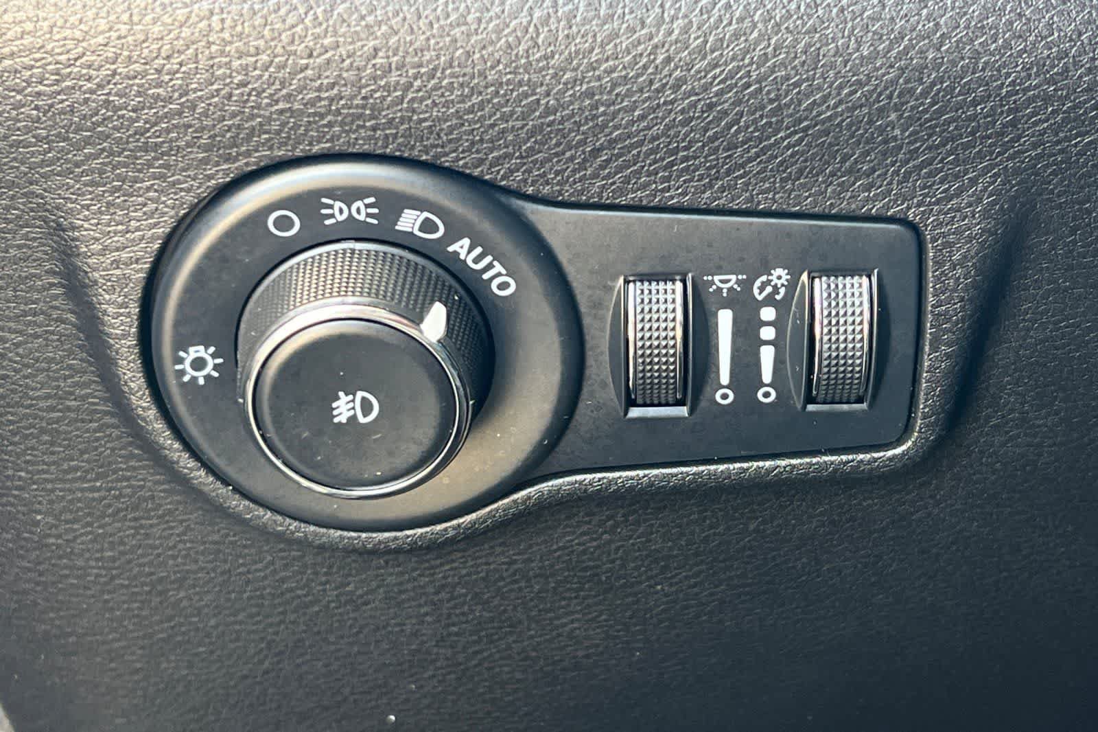 Used 2023 Jeep Compass Latitude AWD/4WD image 32