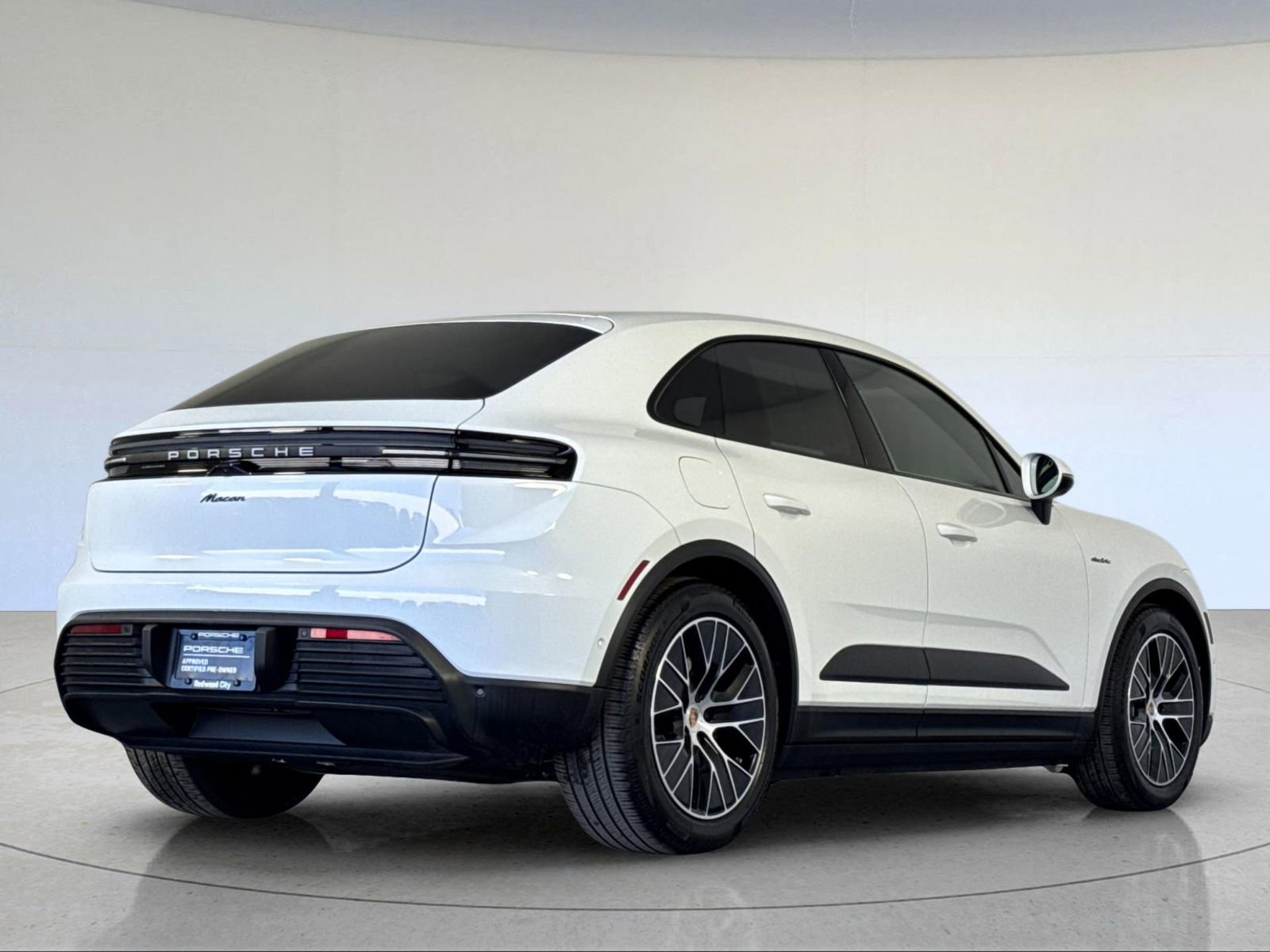 Certified 2025 Porsche Macan Electric image 8