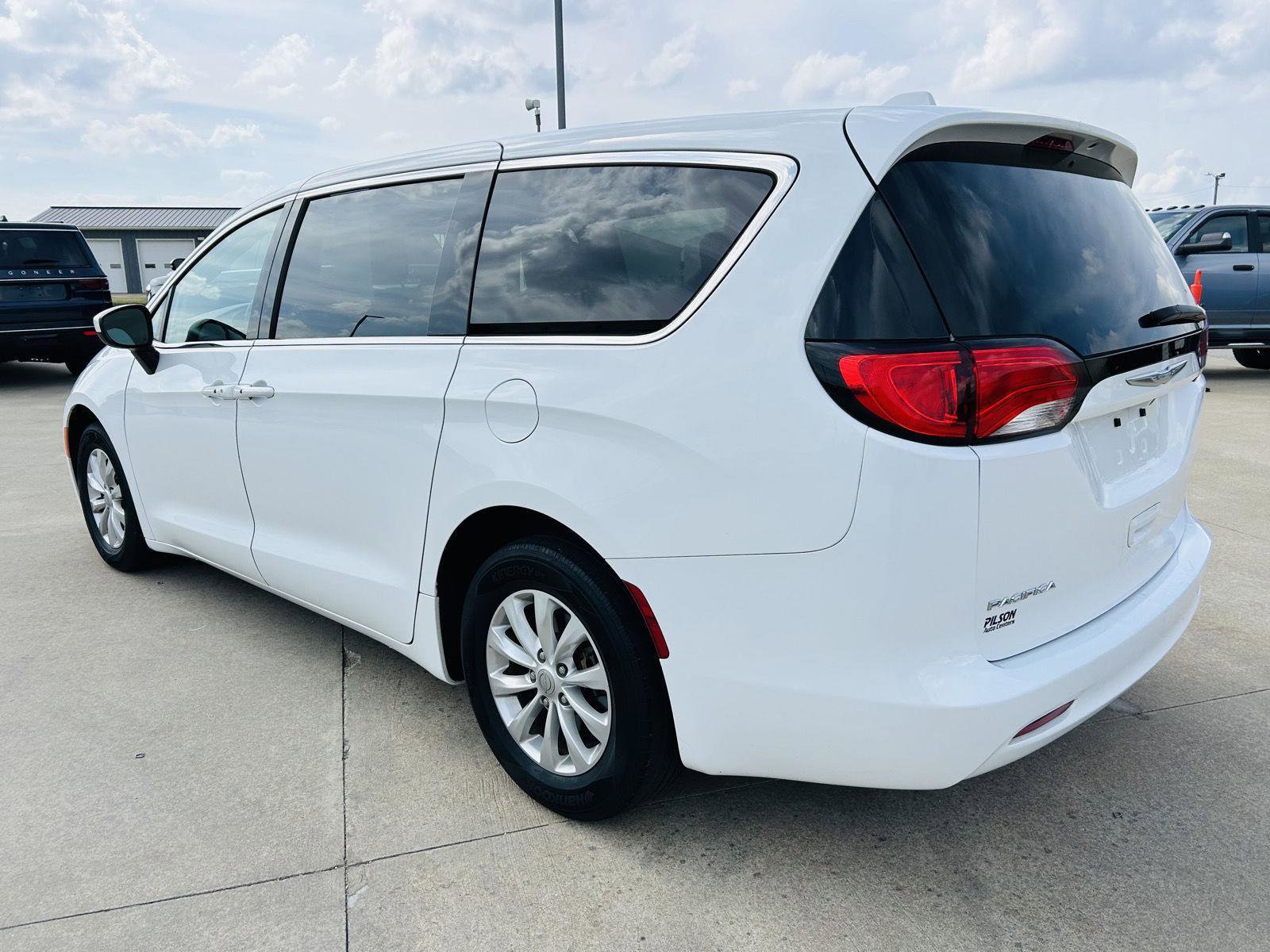 Used 2017 Chrysler Pacifica Touring w/ Tire & Wheel Group image 33