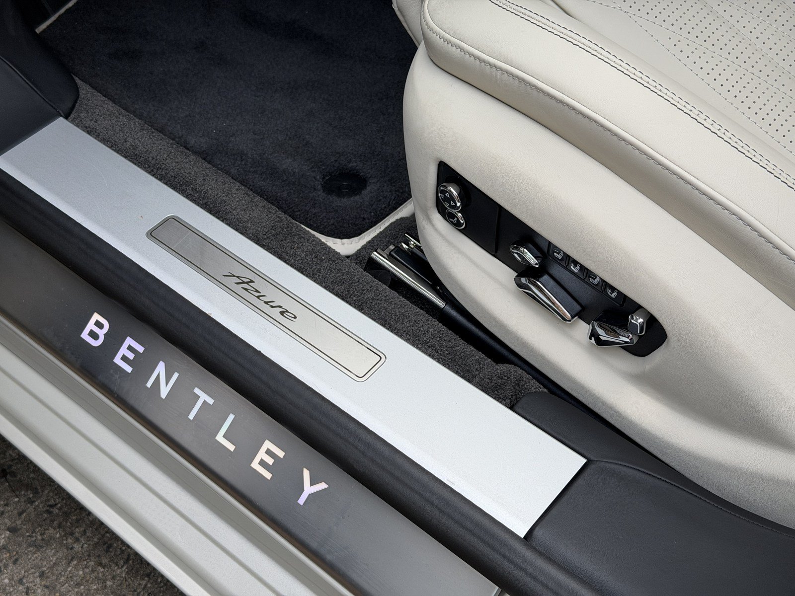 Used 2026 Bentley Flying Spur Azure AWD/4WD image 18