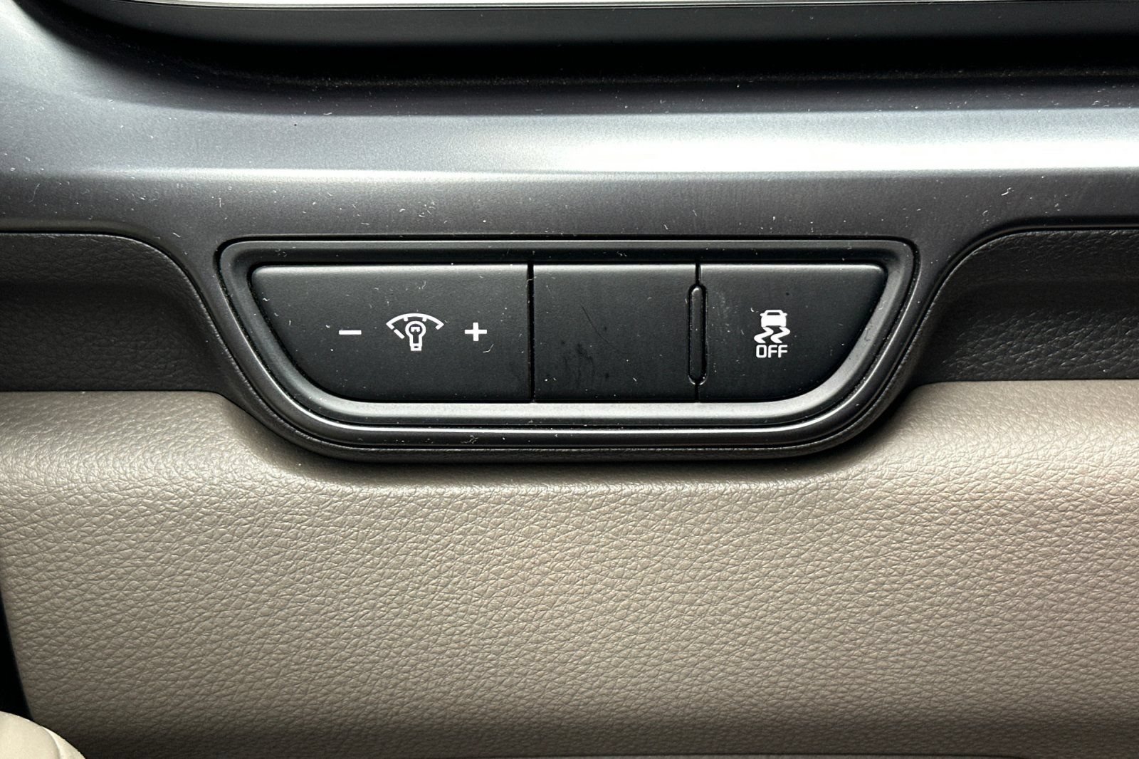 Used 2025 Kia Carnival FWD image 39