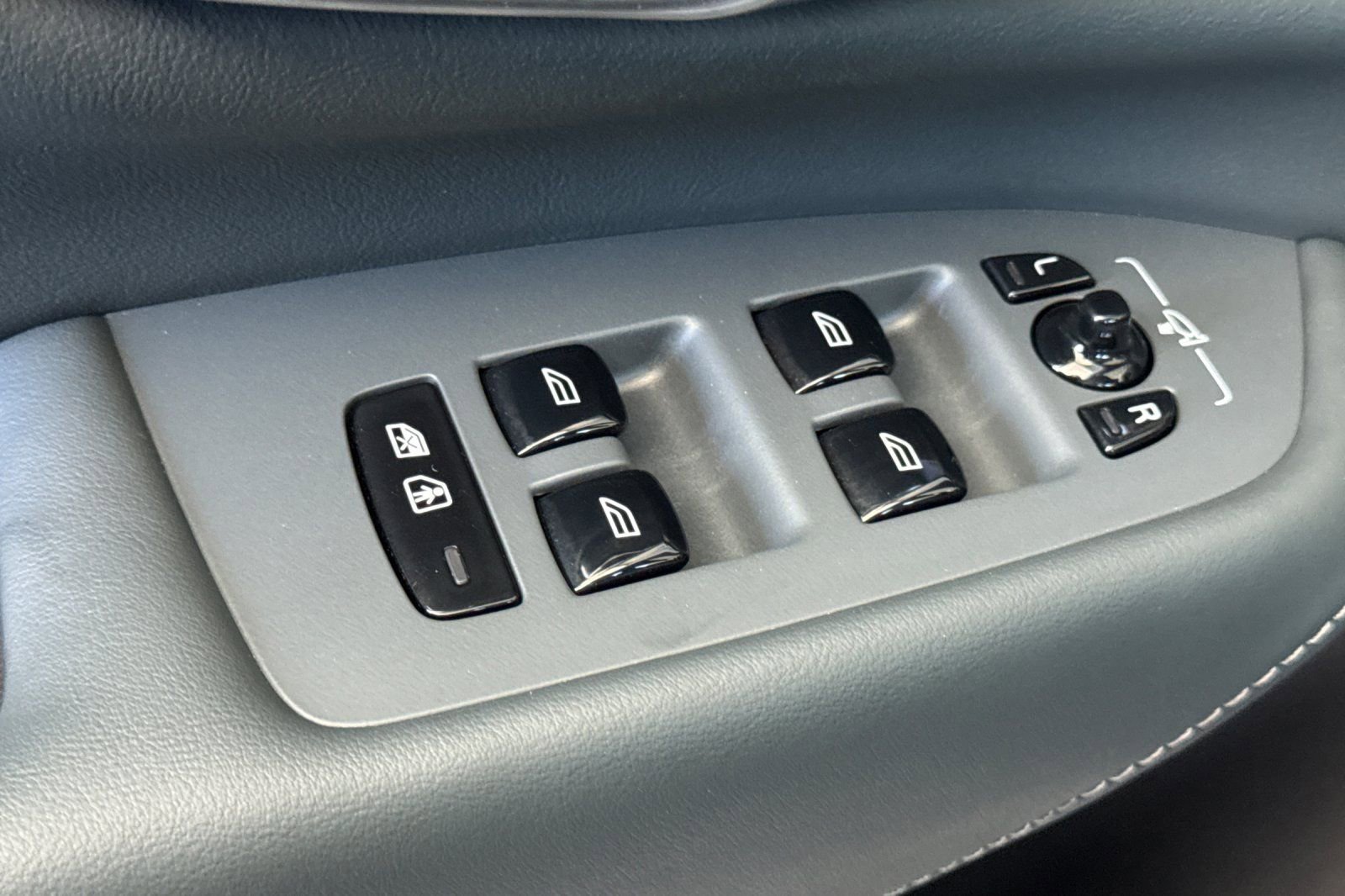 Used 2024 Volvo XC90 T8 Ultimate w/ Lounge Package image 15