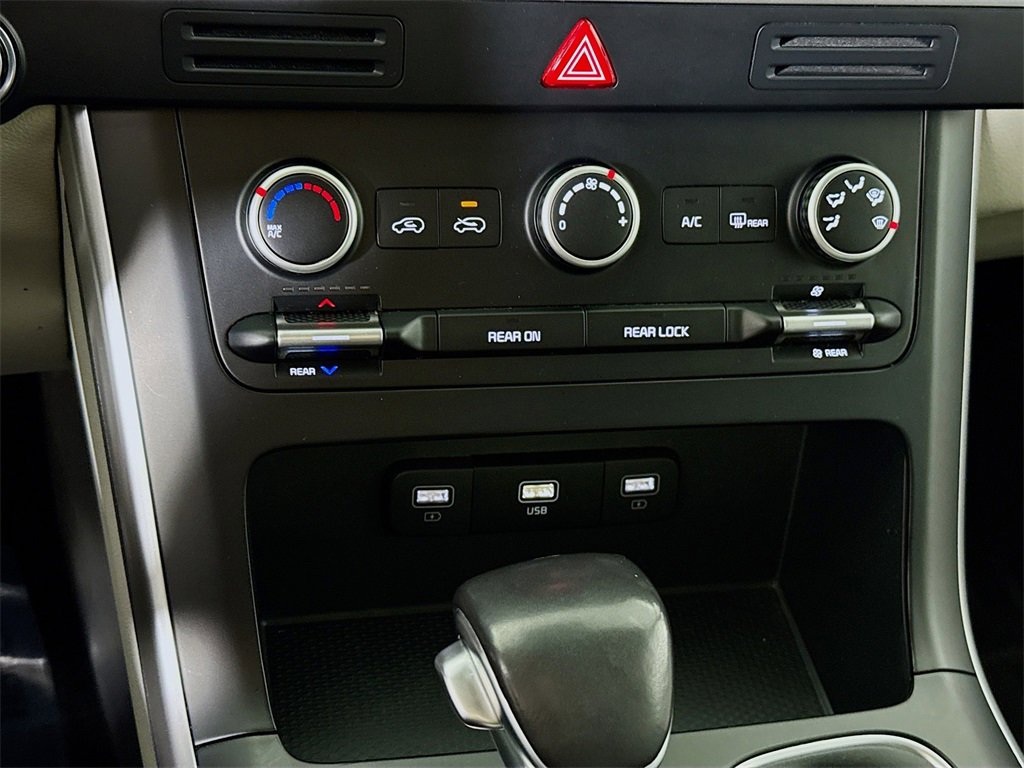 Used 2023 Kia Carnival LX image 8