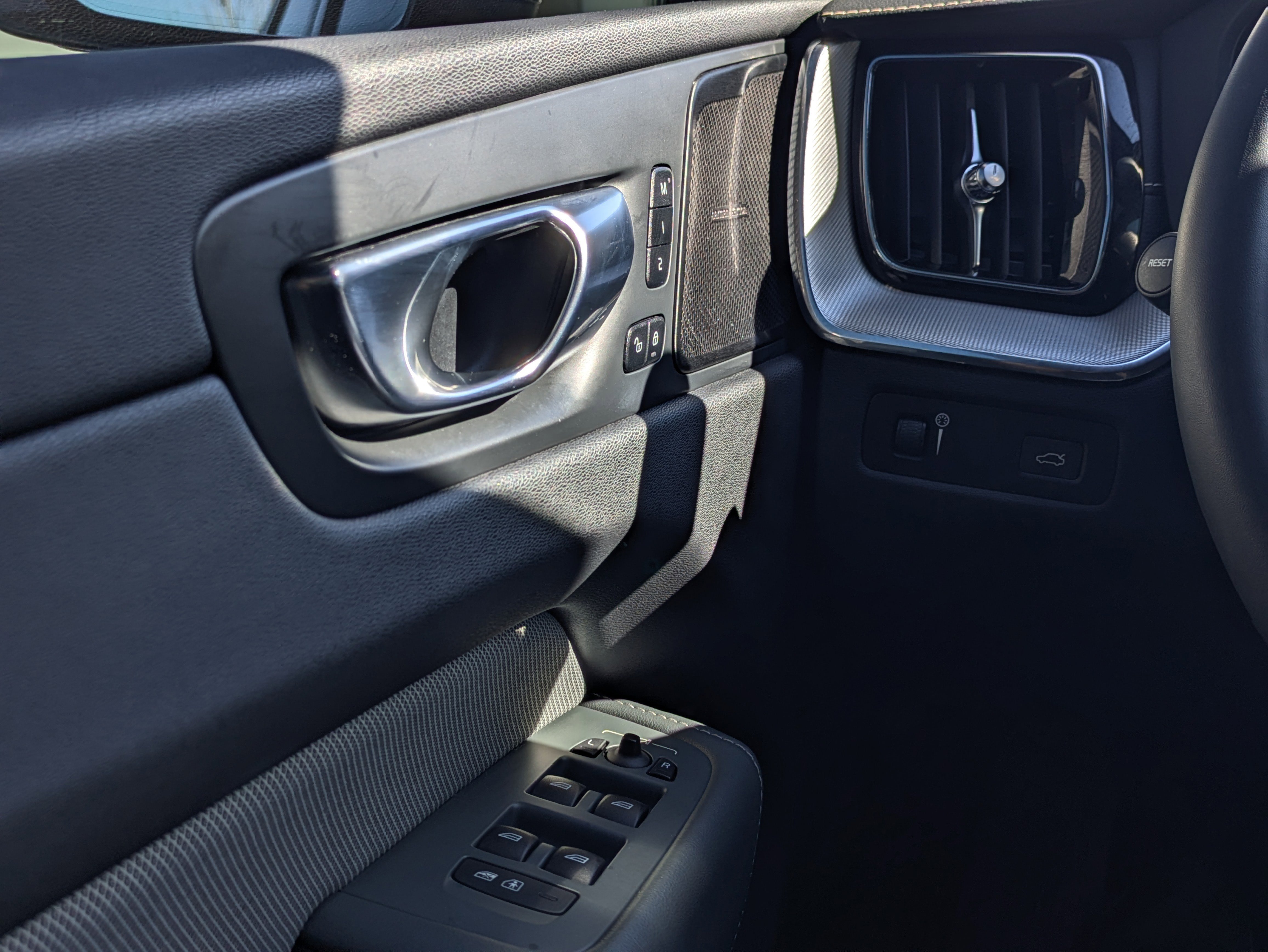 Used 2022 Volvo XC60 B5 R-Design w/ Advanced Package image 25