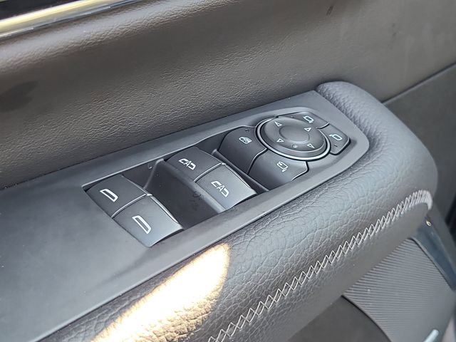 Used 2025 GMC Yukon XL Denali AWD/4WD image 18
