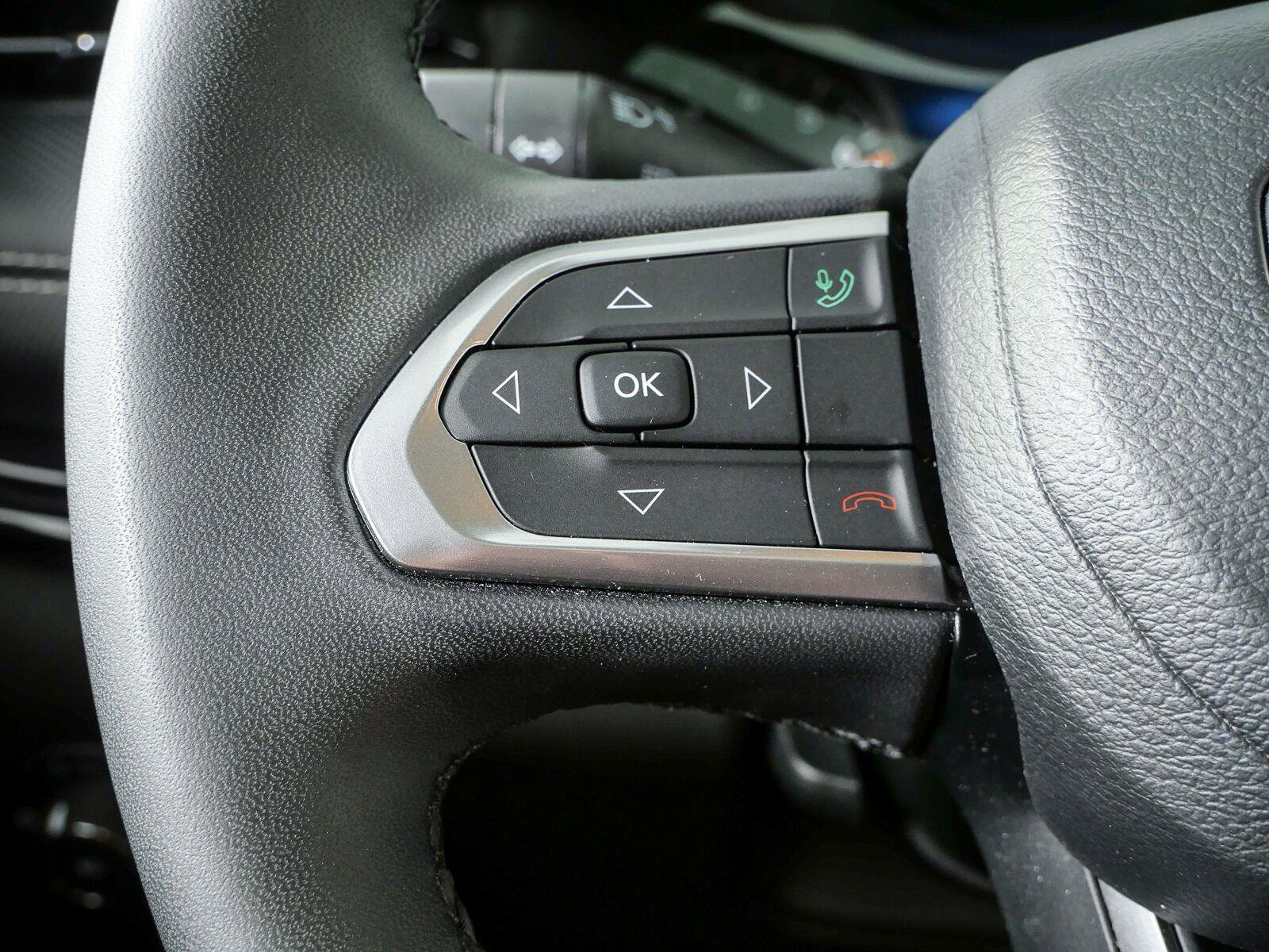 Used 2023 Jeep Compass Latitude w/ Sun and Sound Group AWD/4WD image 11