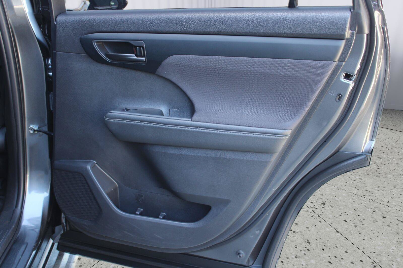 Used 2023 Toyota Highlander LE AWD/4WD image 42