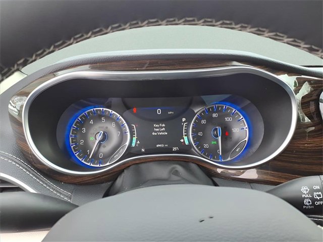 Used 2023 Chrysler Pacifica Limited image 16