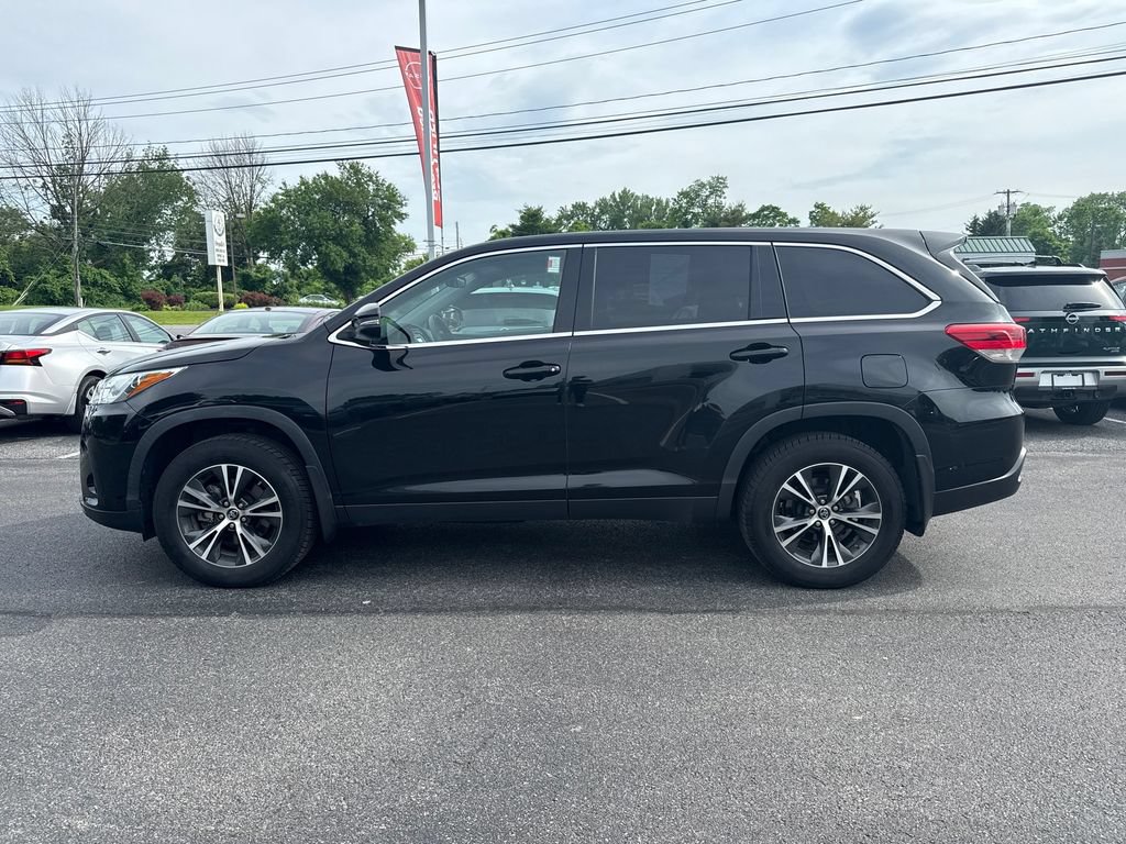 Used 2019 Toyota Highlander LE AWD/4WD image 7