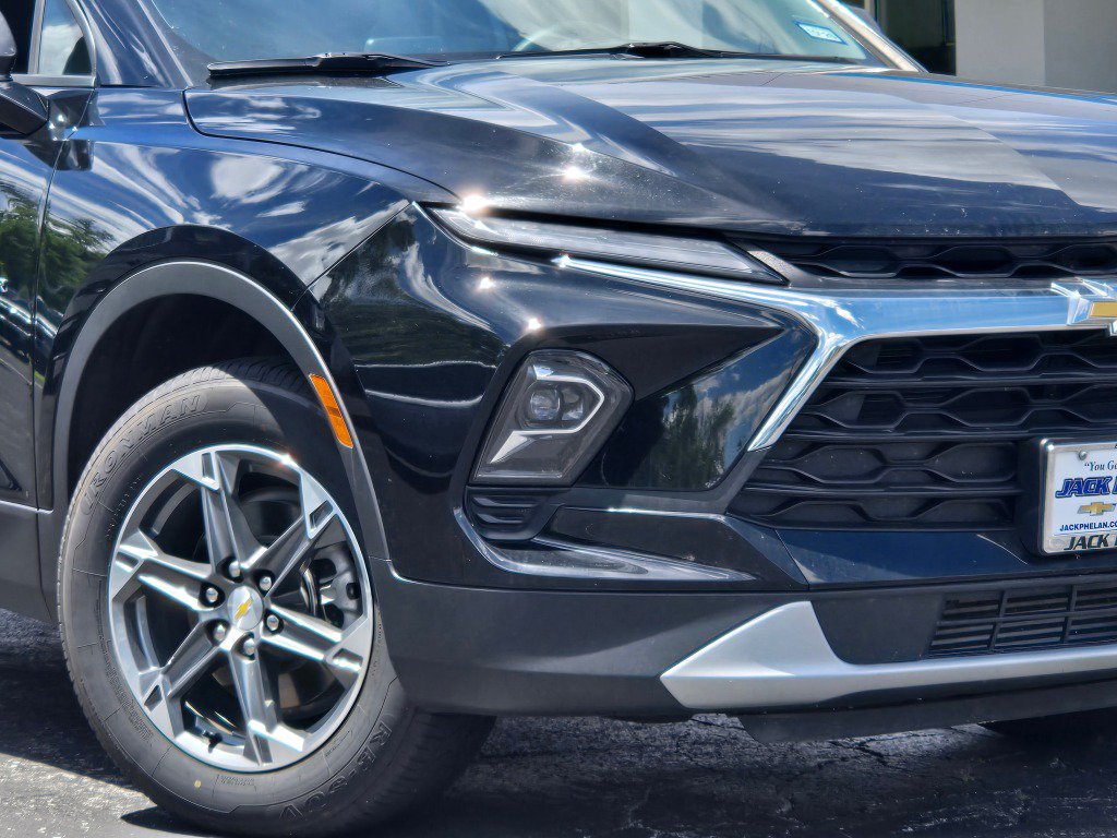 Used 2025 Chevrolet Blazer LT FWD image 3