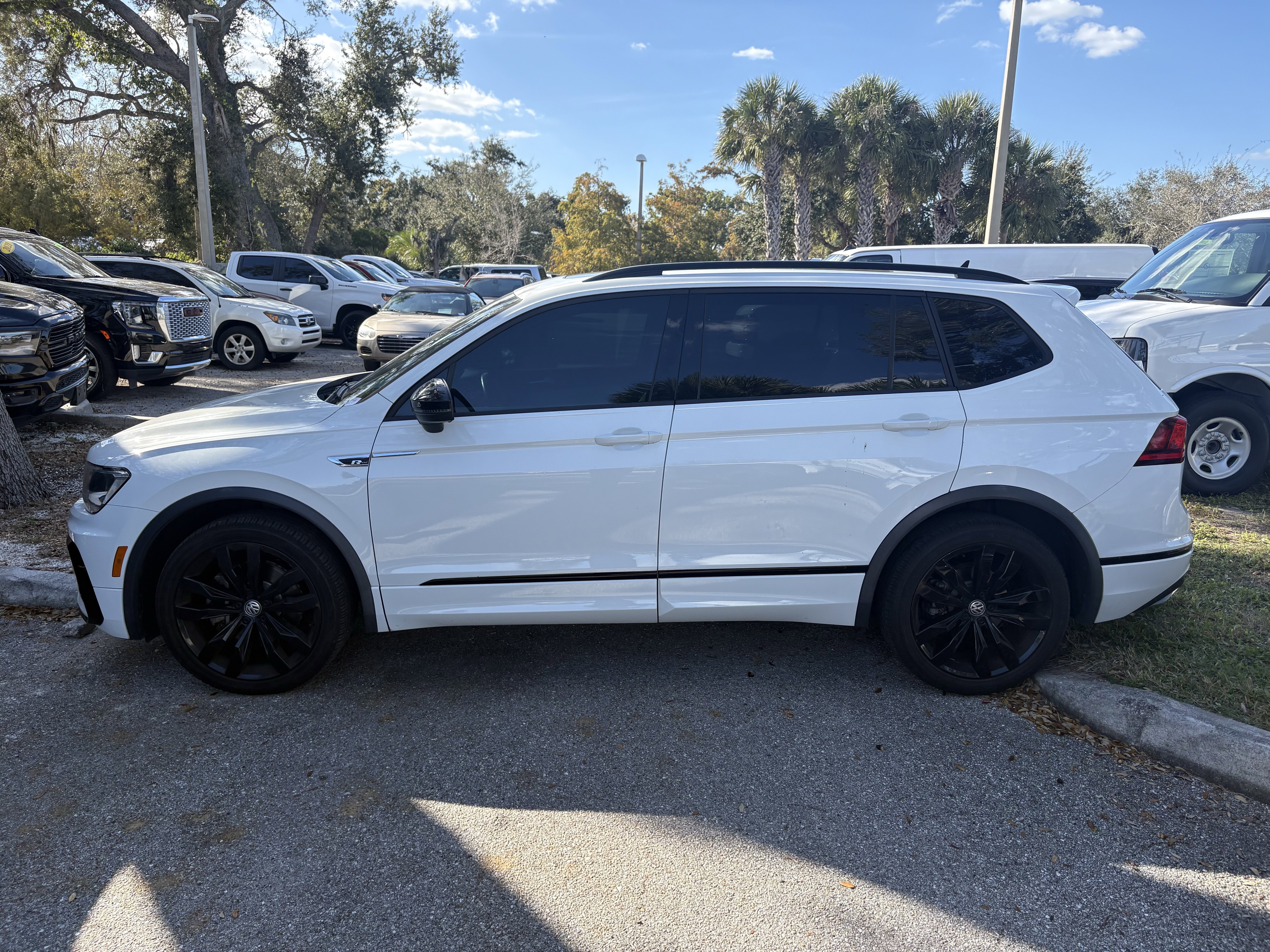 Used 2020 Volkswagen Tiguan SE R-Line image 4