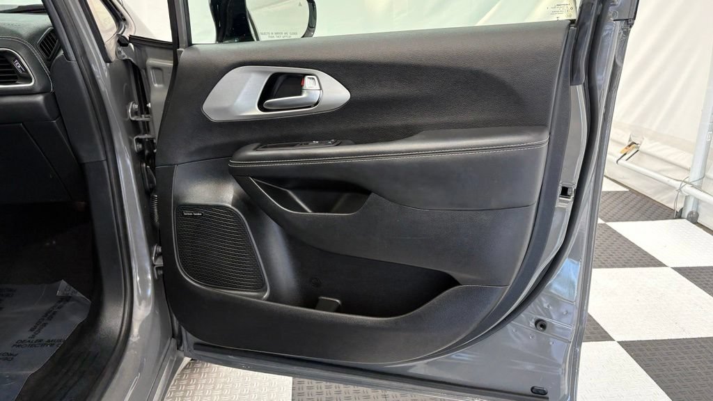 Used 2023 Chrysler Pacifica Limited w/ Uconnect Theater Family Group AWD/4WD image 29