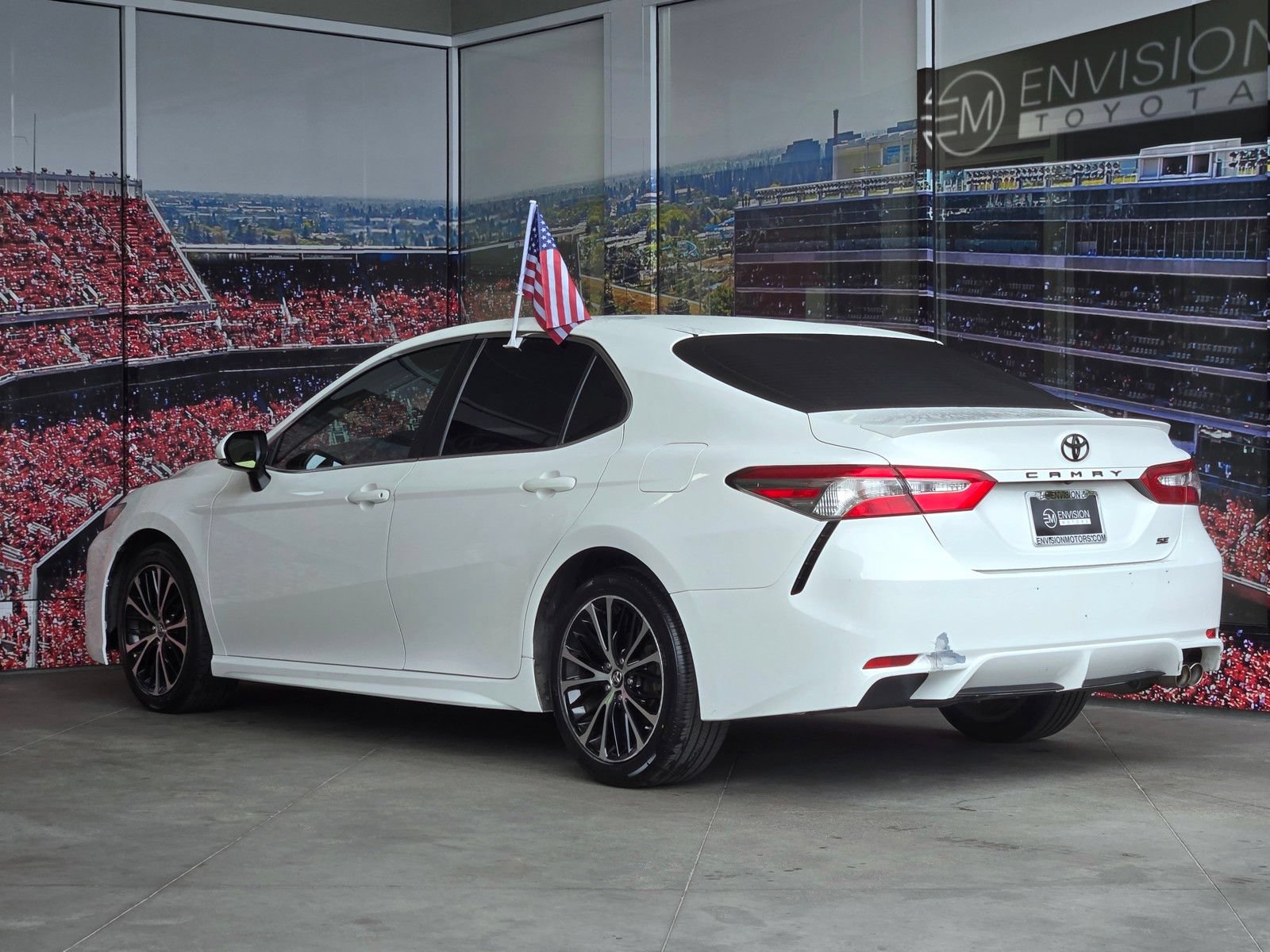 Used 2018 Toyota Camry SE w/ Moonroof Package FWD image 4