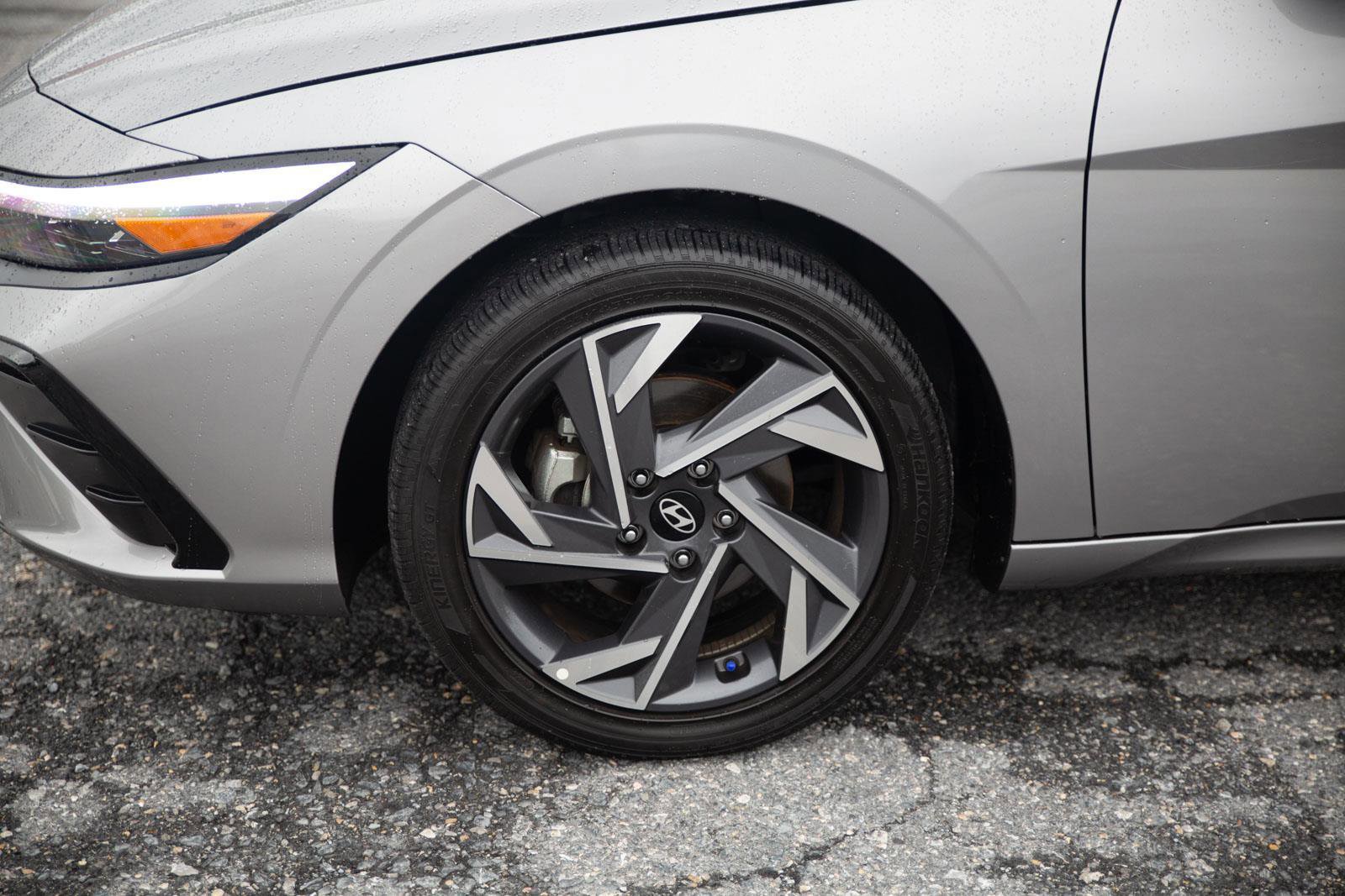 Used 2025 Hyundai Elantra Limited image 9