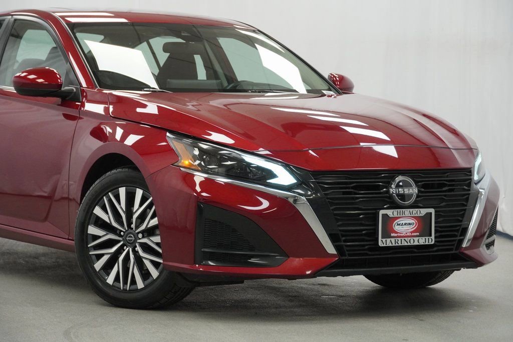 Used 2023 Nissan Altima 2.5 SV w/ SV Premium Package image 3