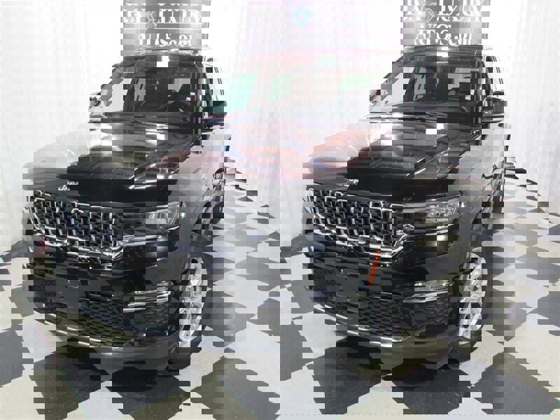 Used 2023 Jeep Grand Cherokee Limited image 2