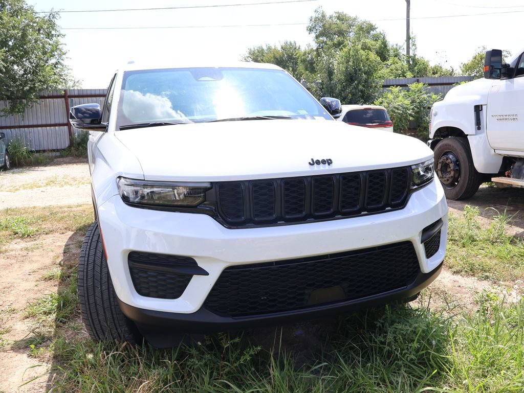Used 2024 Jeep Grand Cherokee Altitude AWD/4WD image 9