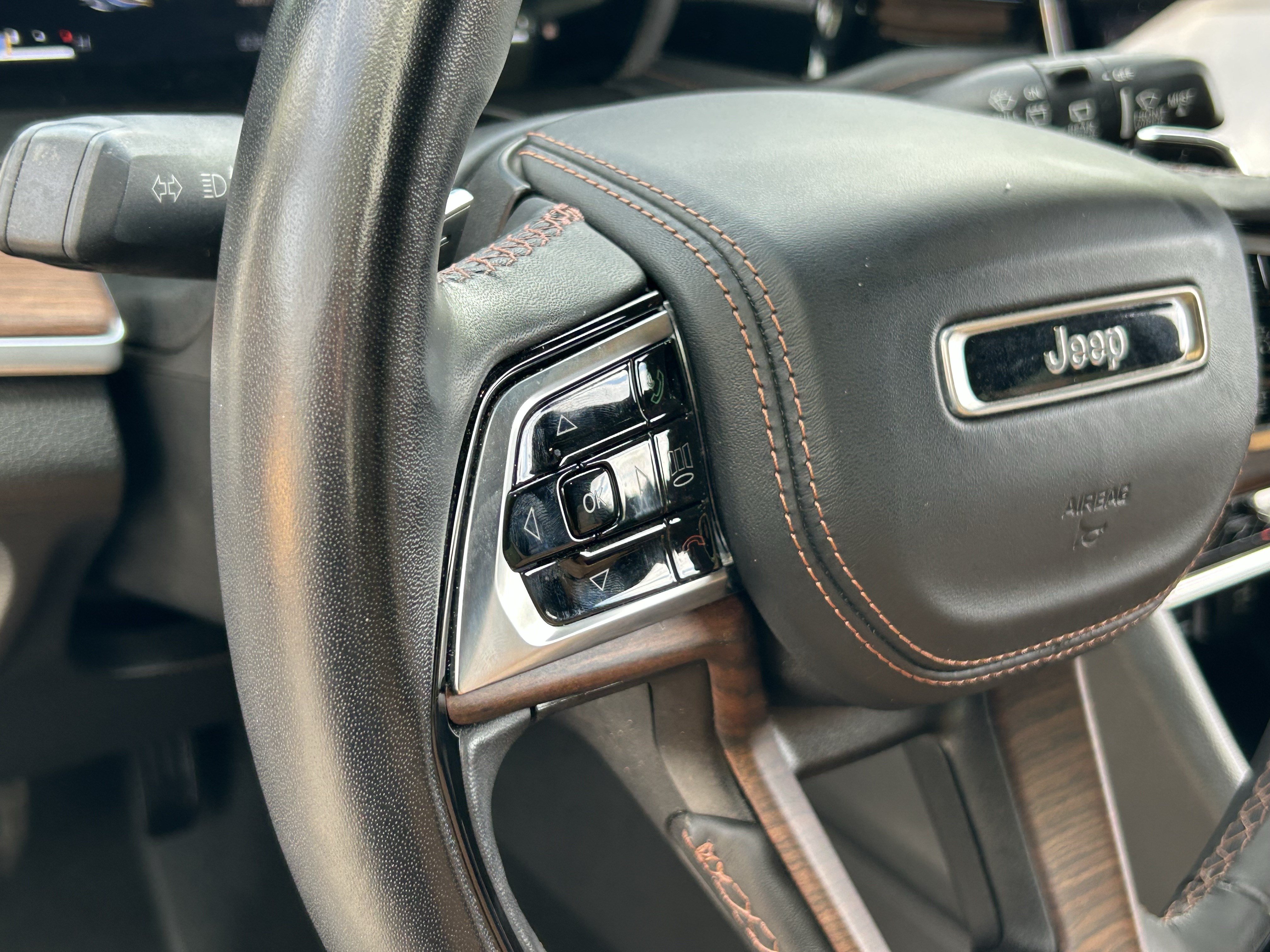 Used 2022 Jeep Grand Cherokee L Summit w/ Luxury Tech Group V AWD/4WD image 29