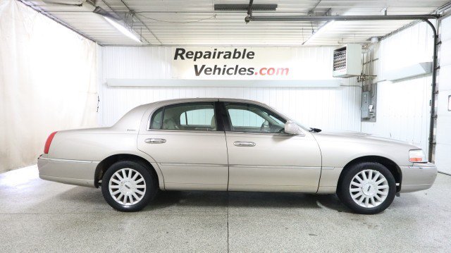 Used 2003 Lincoln Town Car Executive RWD image 4