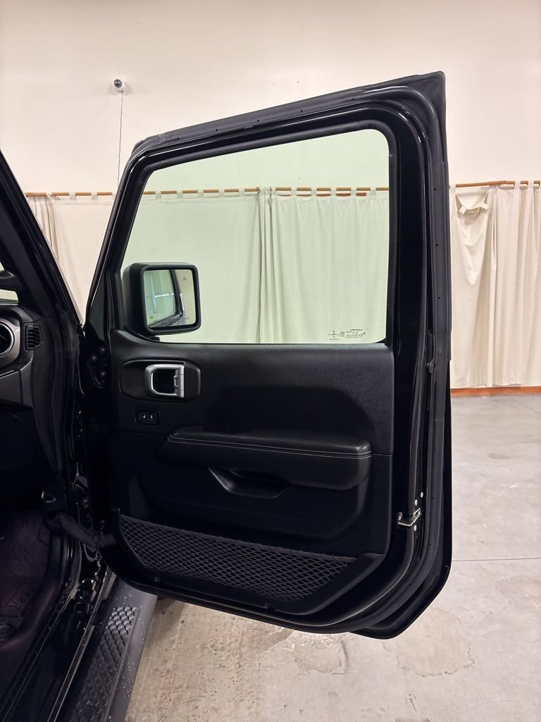 Used 2020 Jeep Gladiator Overland AWD/4WD image 32
