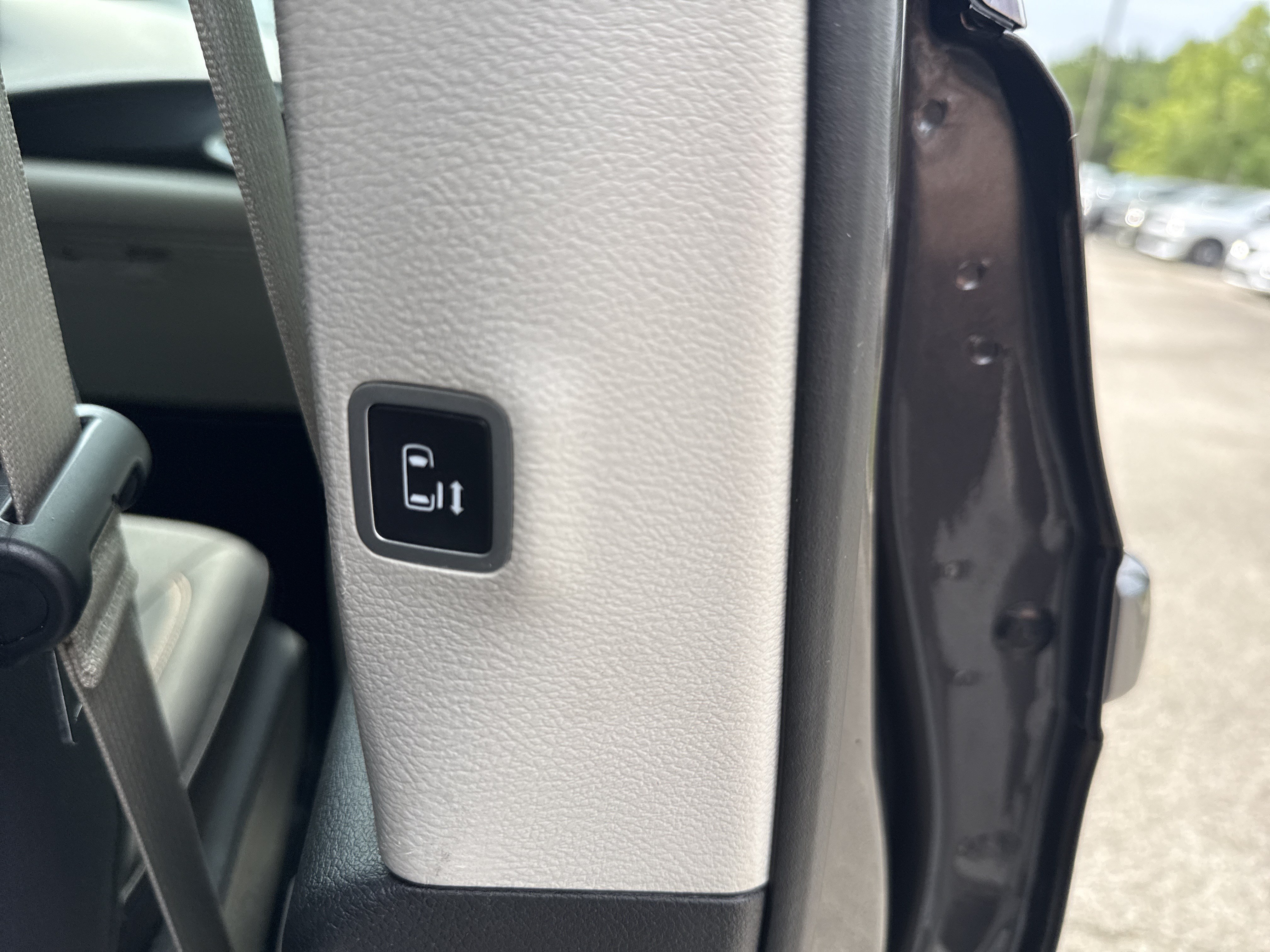 Used 2019 Chrysler Pacifica Touring Plus w/ Advanced Safetytec Group FWD image 17