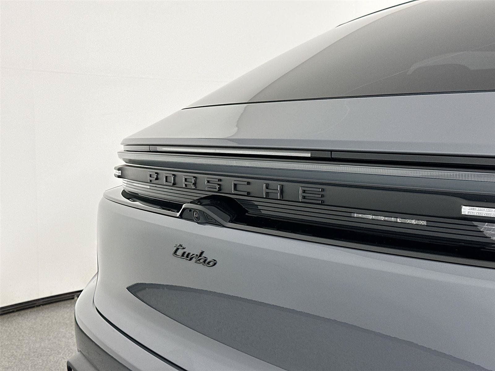 Certified 2025 Porsche Macan Turbo Electric AWD/4WD image 17