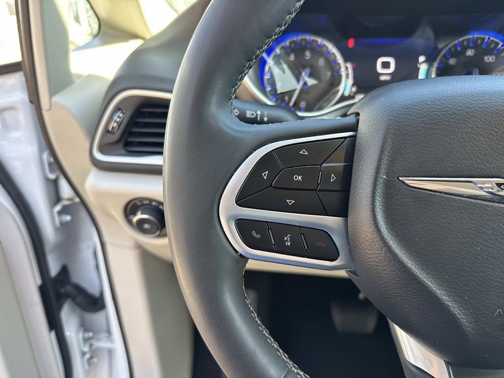 Used 2024 Chrysler Pacifica Touring-L image 23