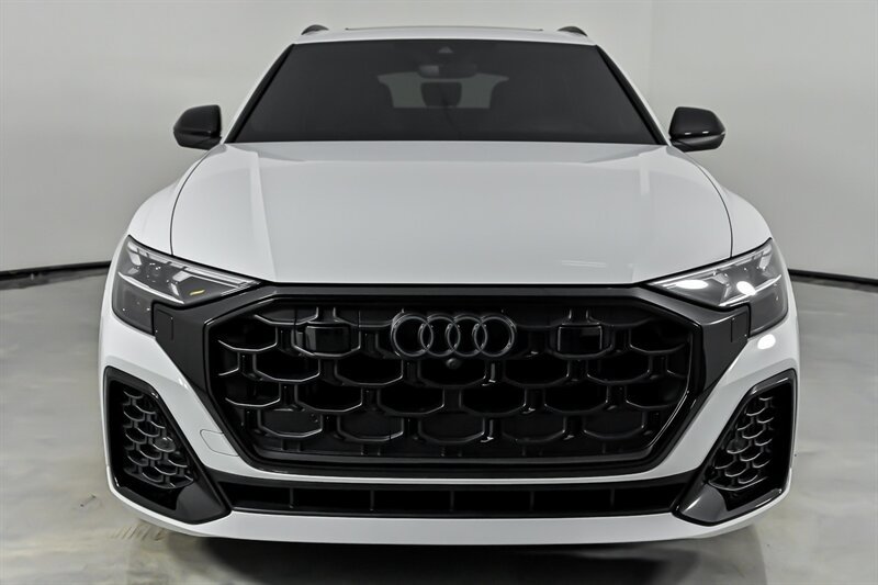 Used 2025 Audi SQ8 Prestige AWD/4WD image 4