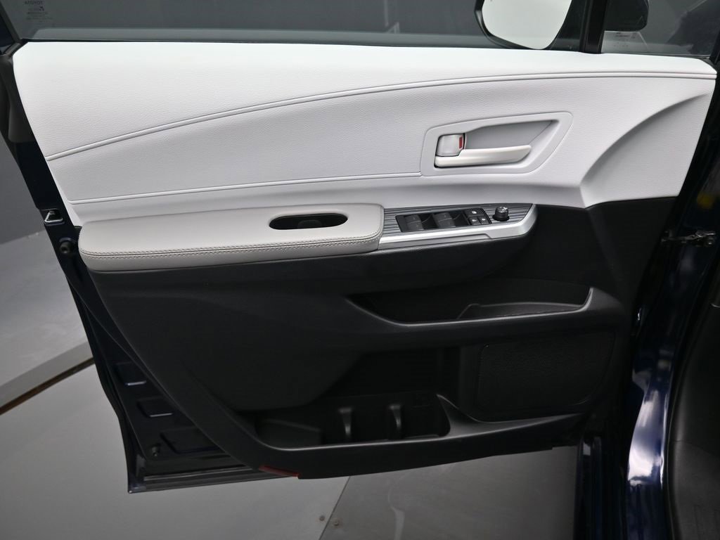 Used 2025 Toyota Sienna LE image 11