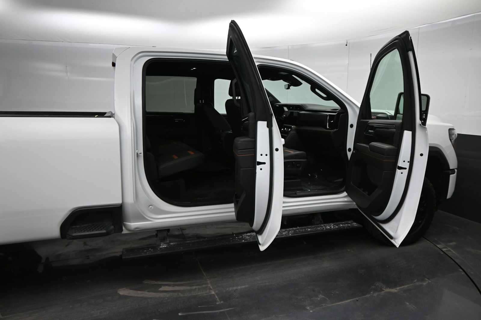 Used 2024 GMC Sierra 2500 AT4 w/ AT4 Premium Plus Package AWD/4WD image 33