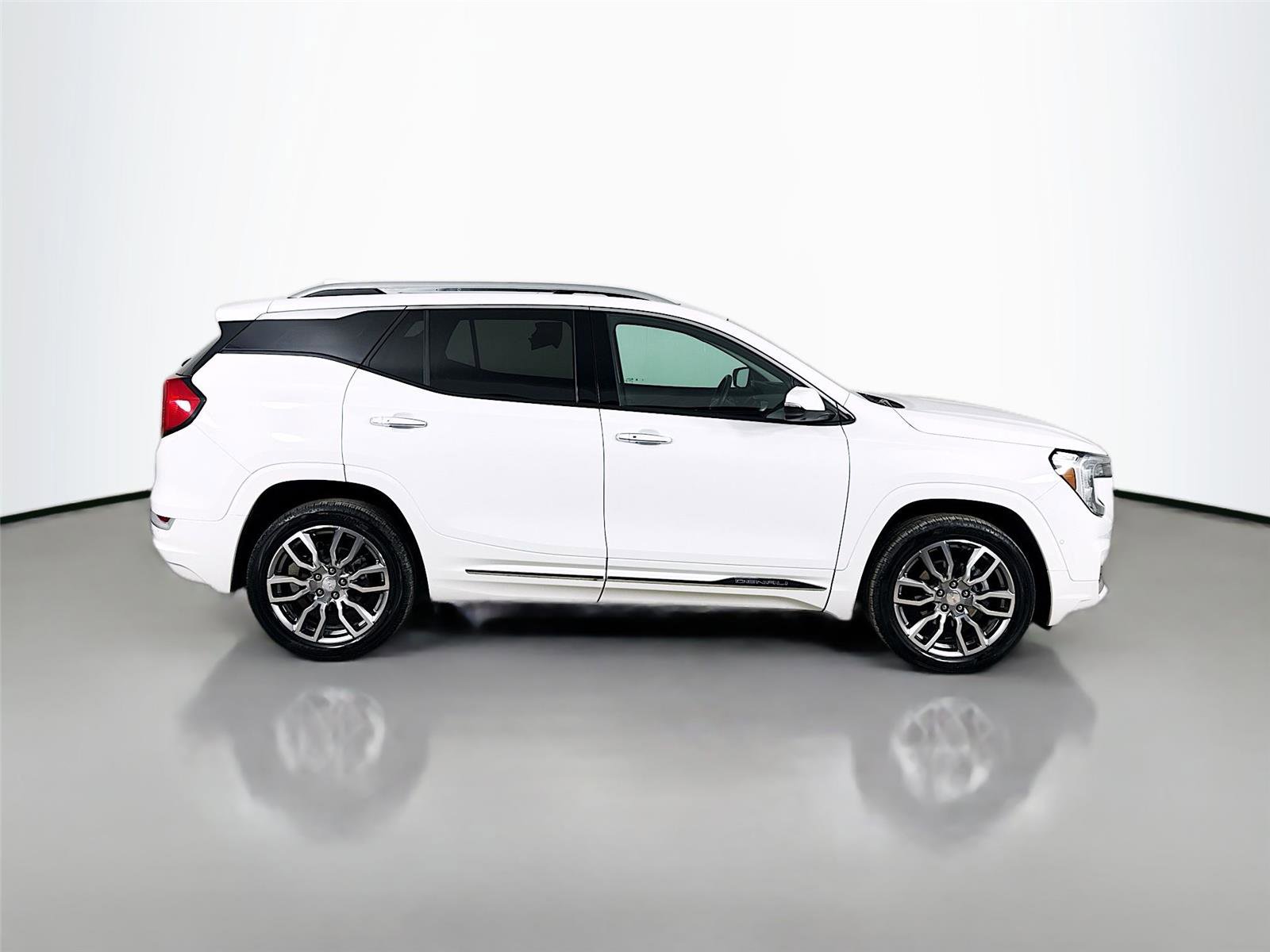 Used 2024 GMC Terrain Denali w/ Denali Premium Package image 10