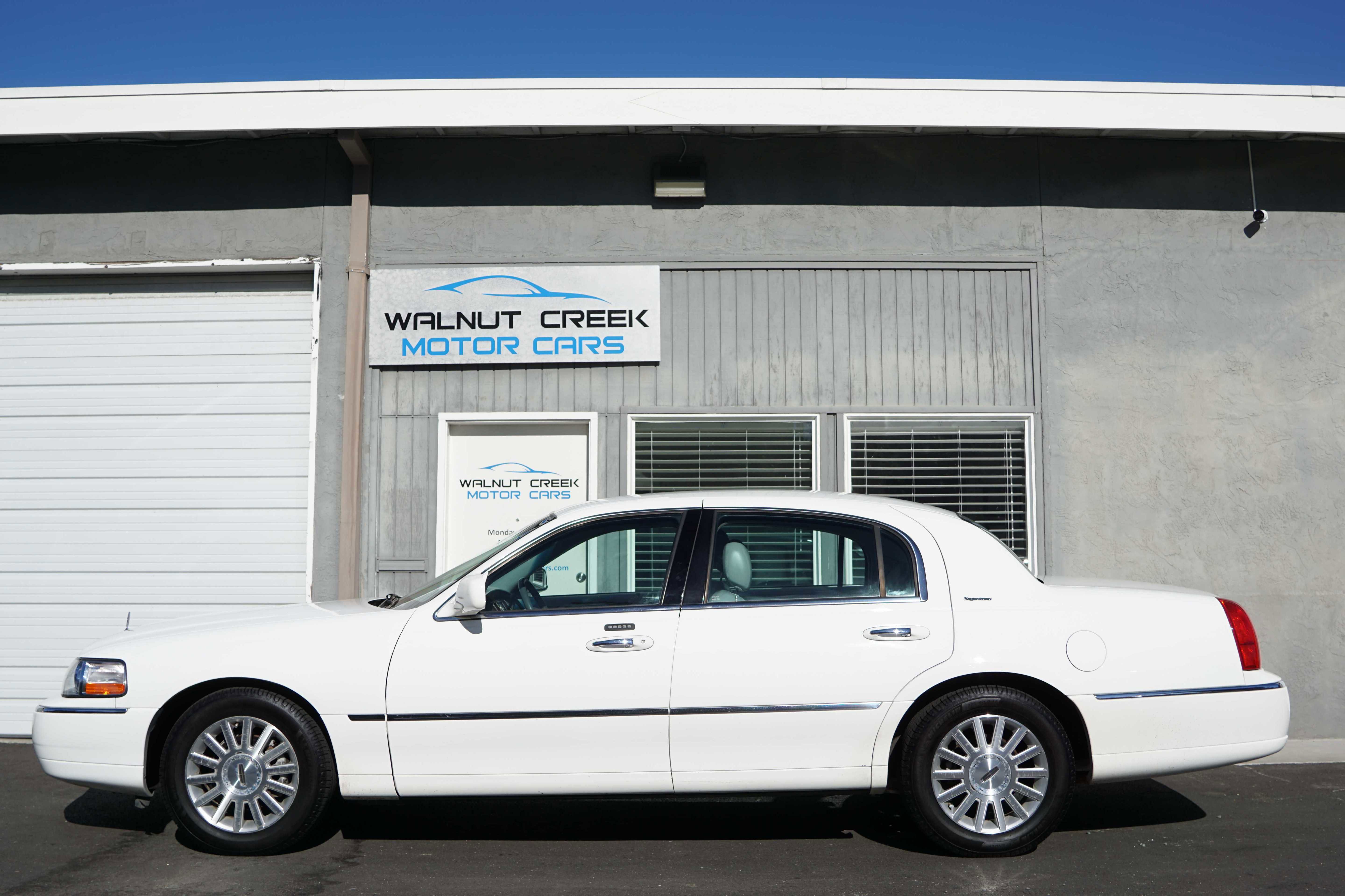 Used 2004 Lincoln Town Car Signature image 18